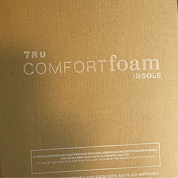 Journee Collection Women's EMMERYNN Brown Block Heel 8 M NWB - Picture 2 of 7